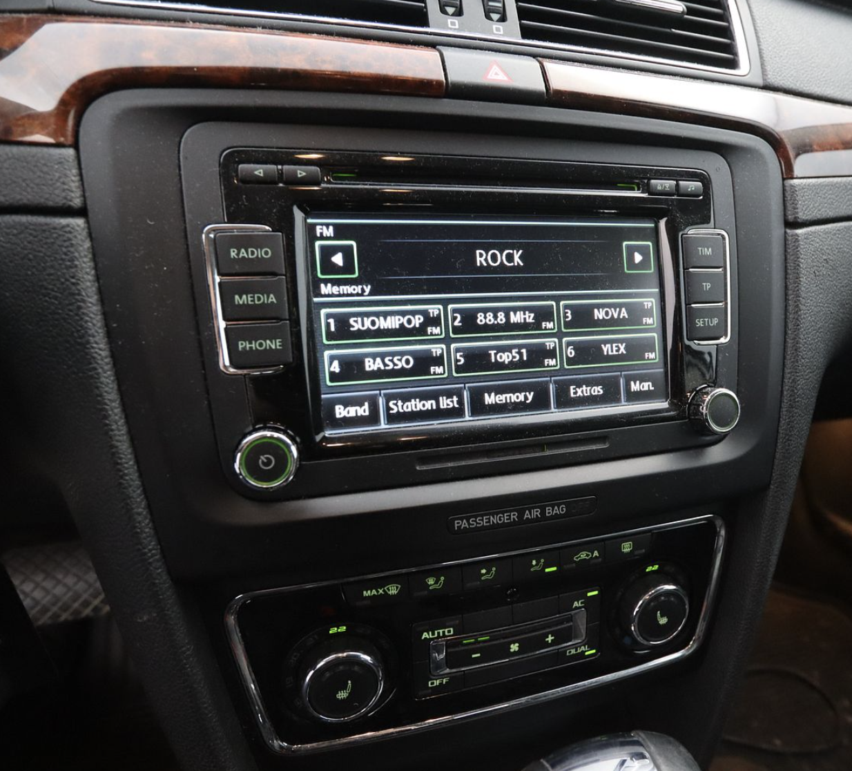 Install a new infotainment system in Skoda Superb II
