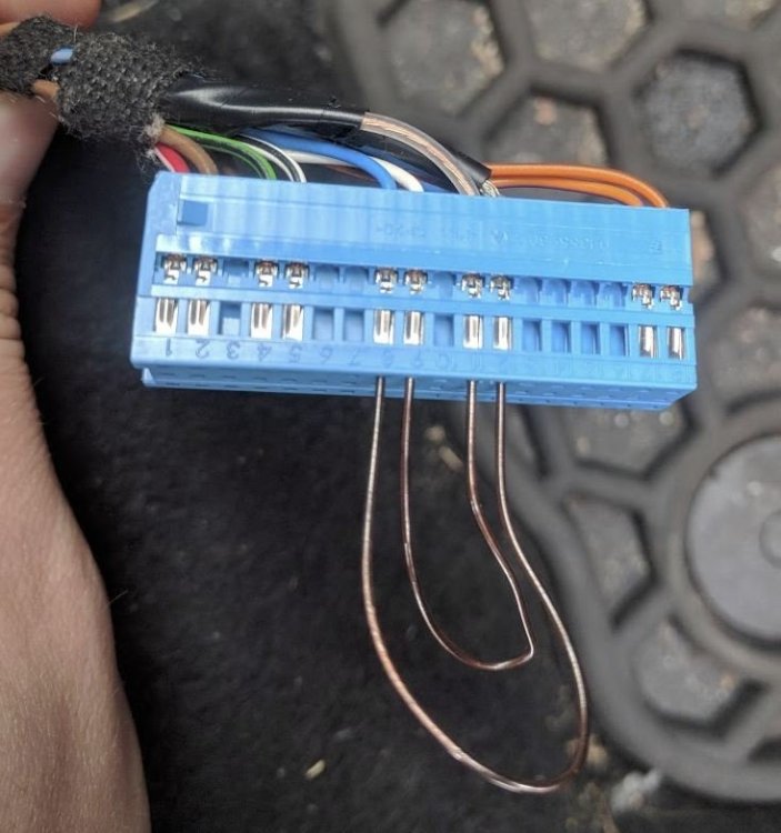 Wire loop at Carkit connector.jpg