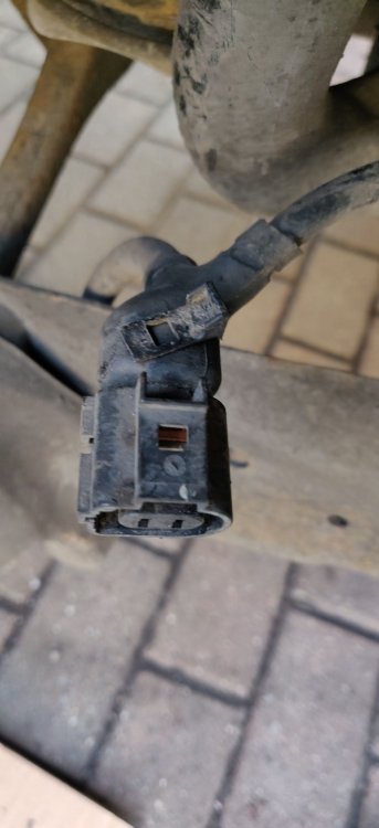20250425 05 Broken handbrake connector.jpg