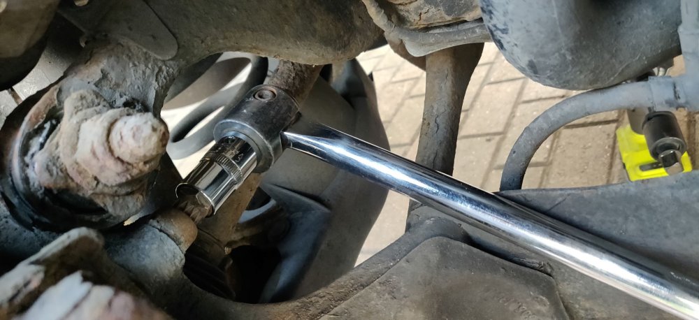 20250425 06 Top pad carrier bolt and breaker bar.jpg