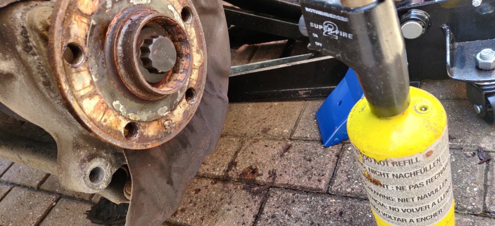 20250427 11 Heated up retaining bolt remains.jpg