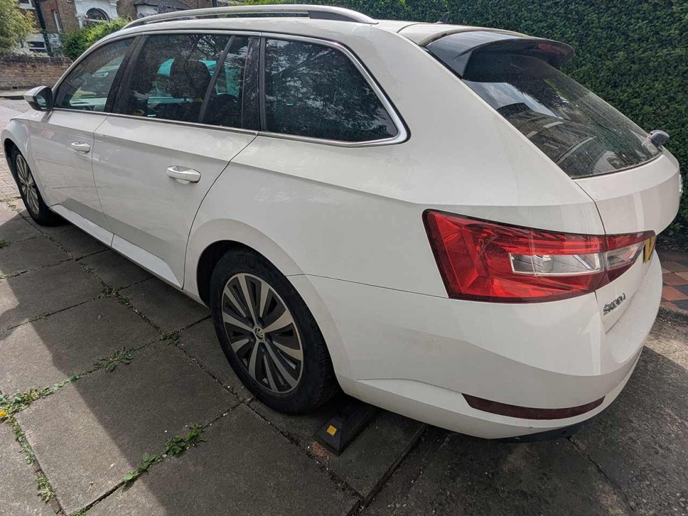 Skoda Superb Estate Mk3 rear window spoiler loose cu.jpg