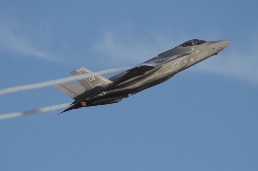trails on F35.jpg