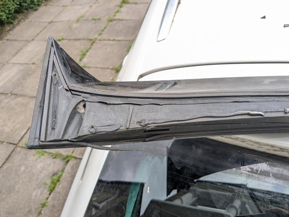 Car Skoda Superb AF17WWM - rear window spoiler loose - after removal 01.jpg