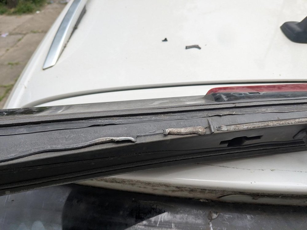Car Skoda Superb AF17WWM - rear window spoiler loose - after removal 02.jpg