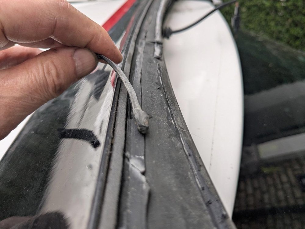 Car Skoda Superb AF17WWM - rear window spoiler loose - after removal 13.jpg