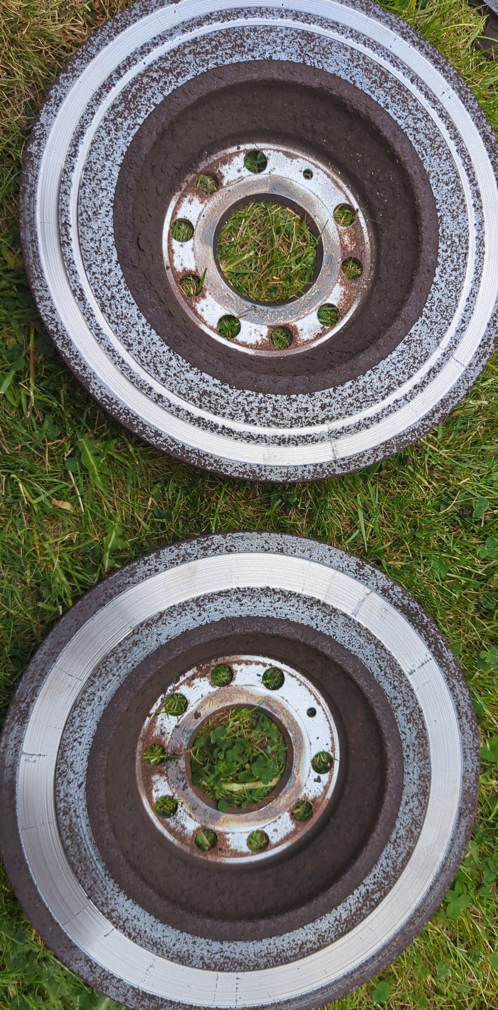 Wild rear pad/disc wear pattern. - Skoda Superb Mk3 (2015 - 2023 ...