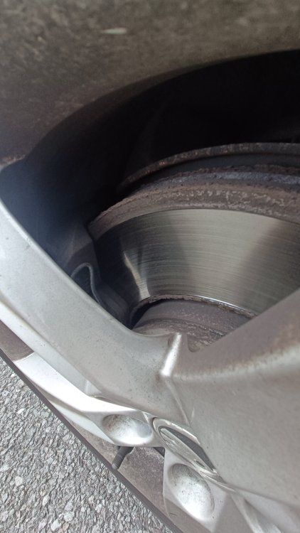nearside front disc.jpg