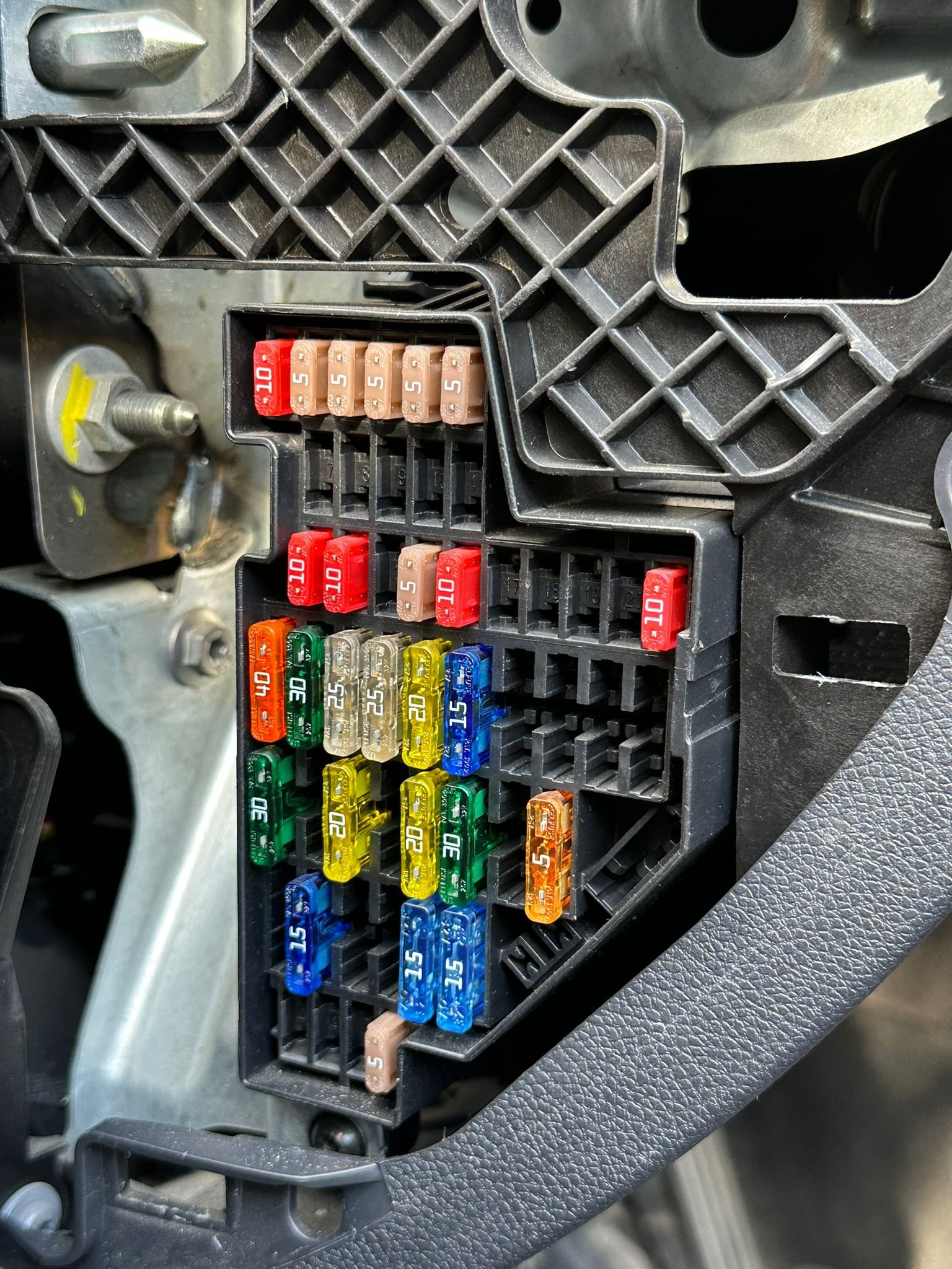 are car cigarette lighter always on 12V cigarette lighter is always on - Skoda Octavia Mk2 (2004 - 2013)