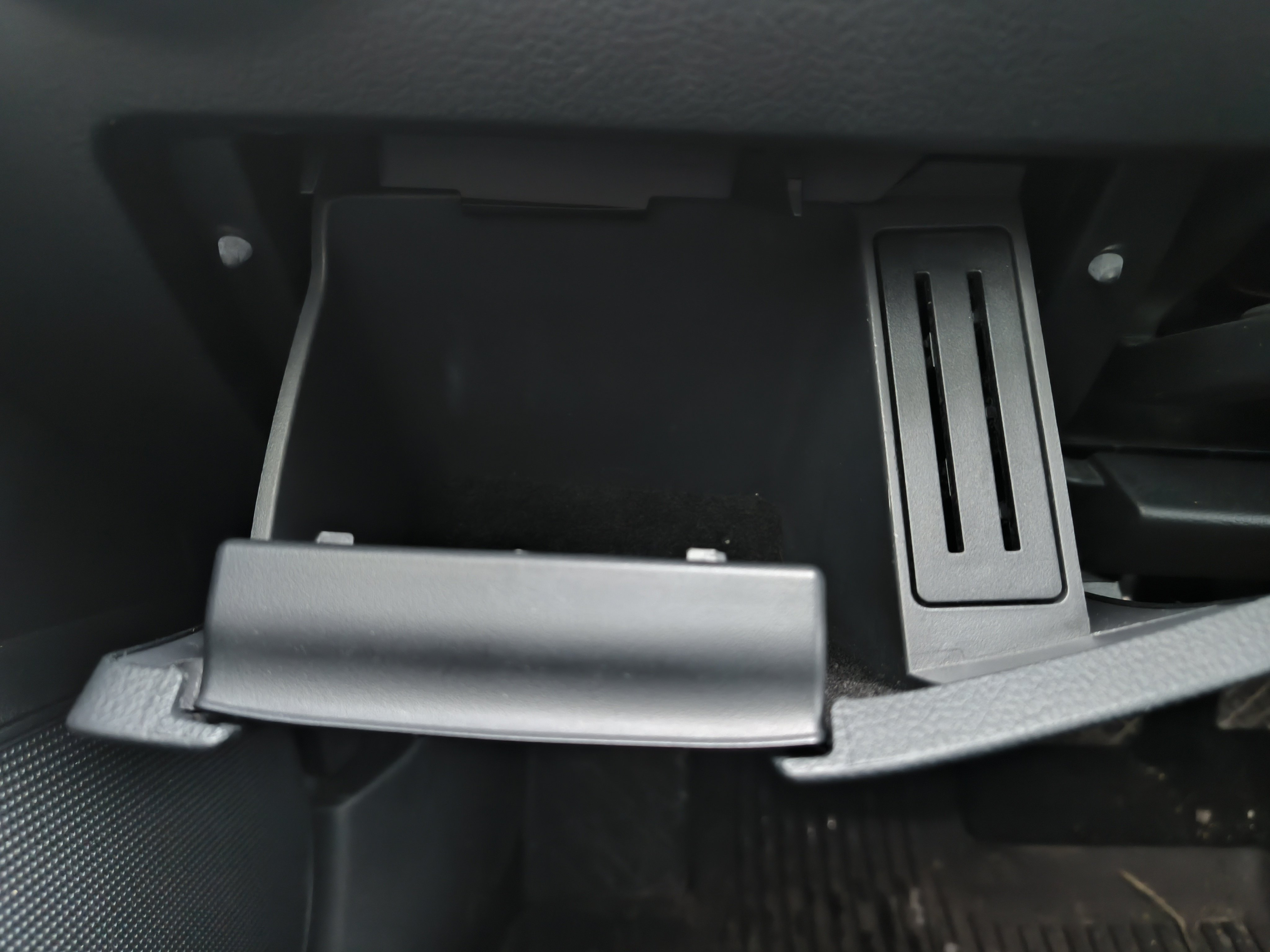 Superb III (2021) iV - Front left glove box handle, glove box lid