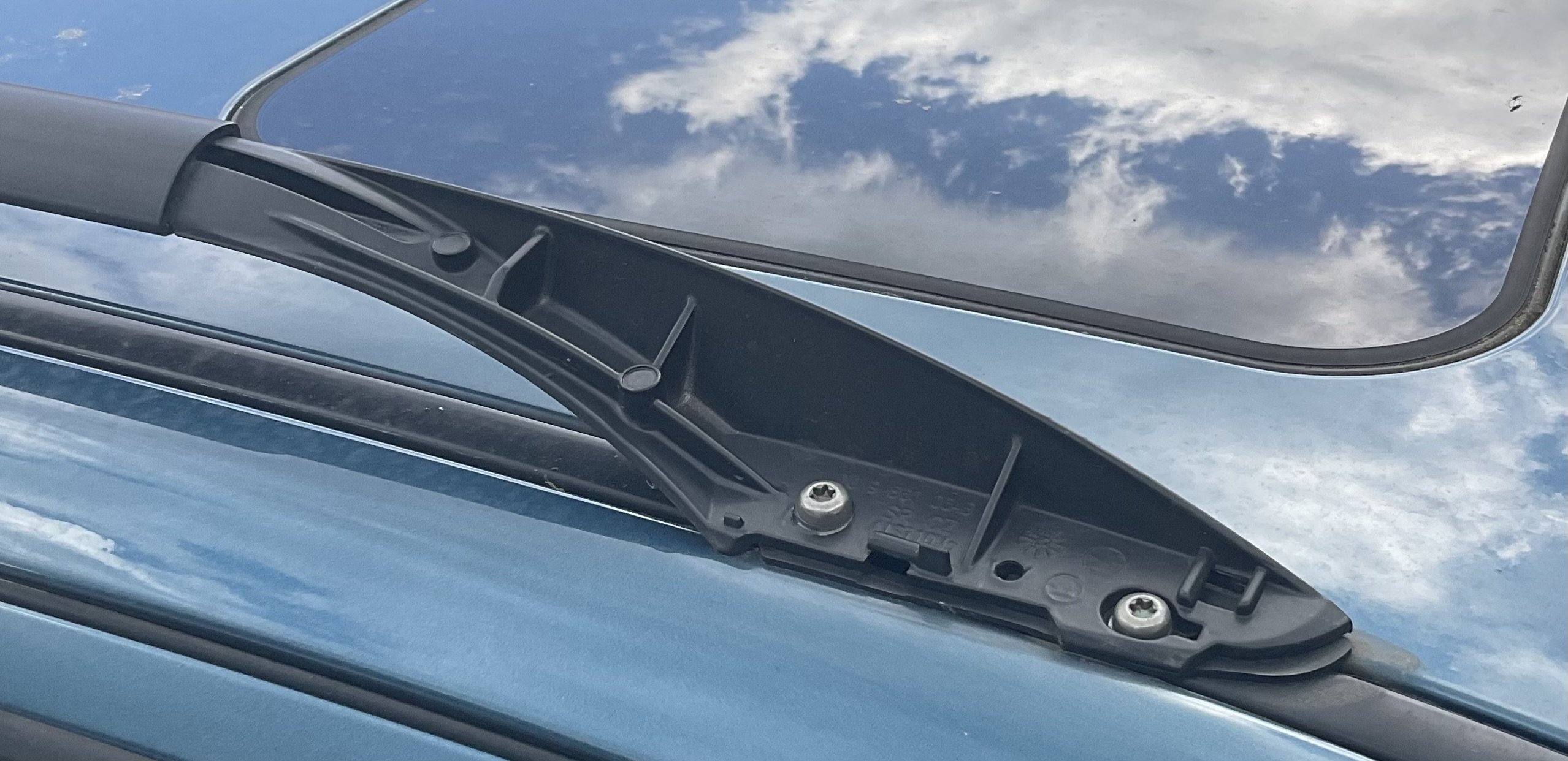 Desperately need a right roof rail front cover for a Octavia Mk1 Estate