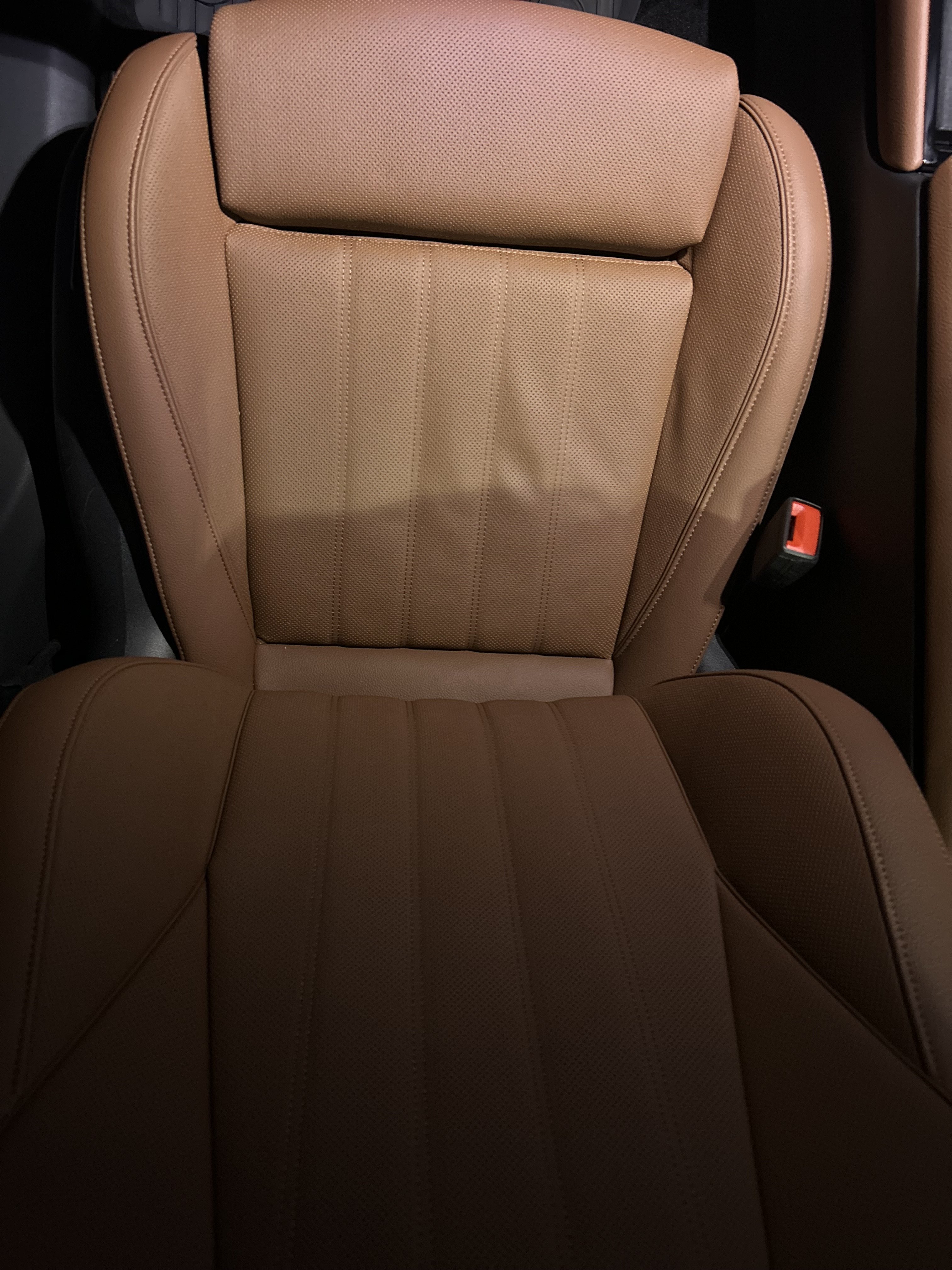 New Superb L&K – Driver seat delivered with wrinkles on the seat base. Normal or warranty issue?