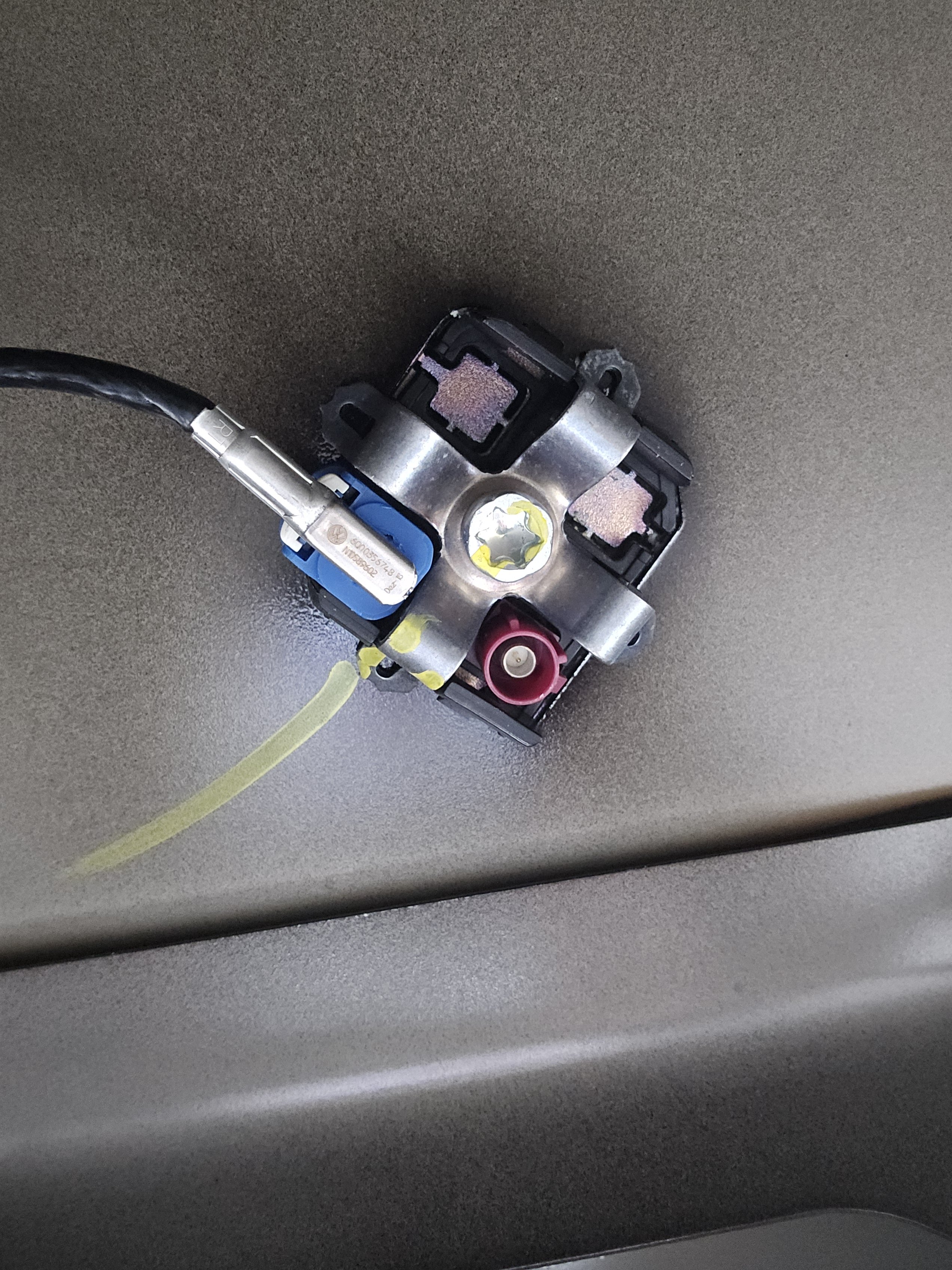 Release GPS antenna connecter