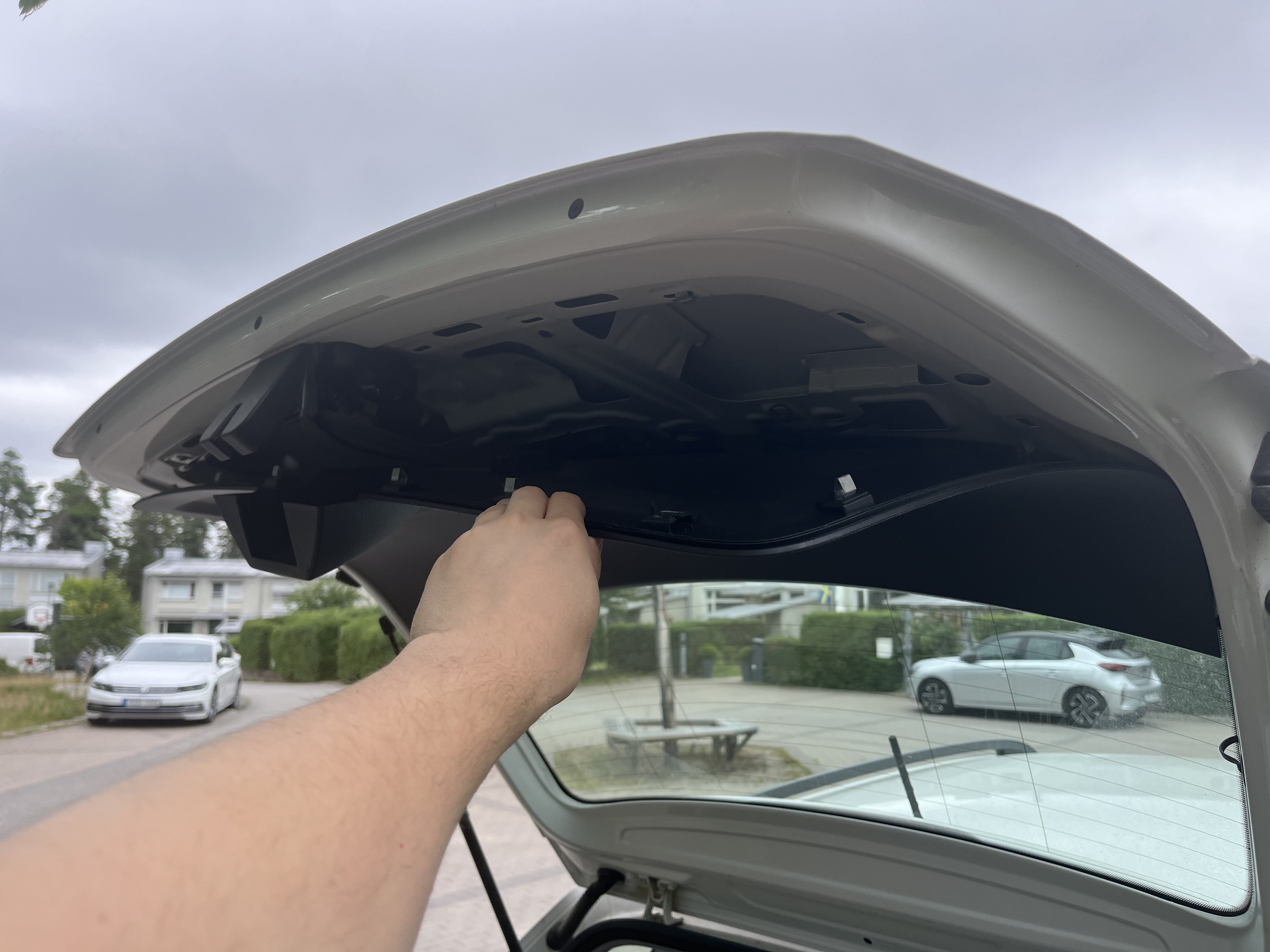 How to remove inside cover of trunk on a Skoda MK3 combi