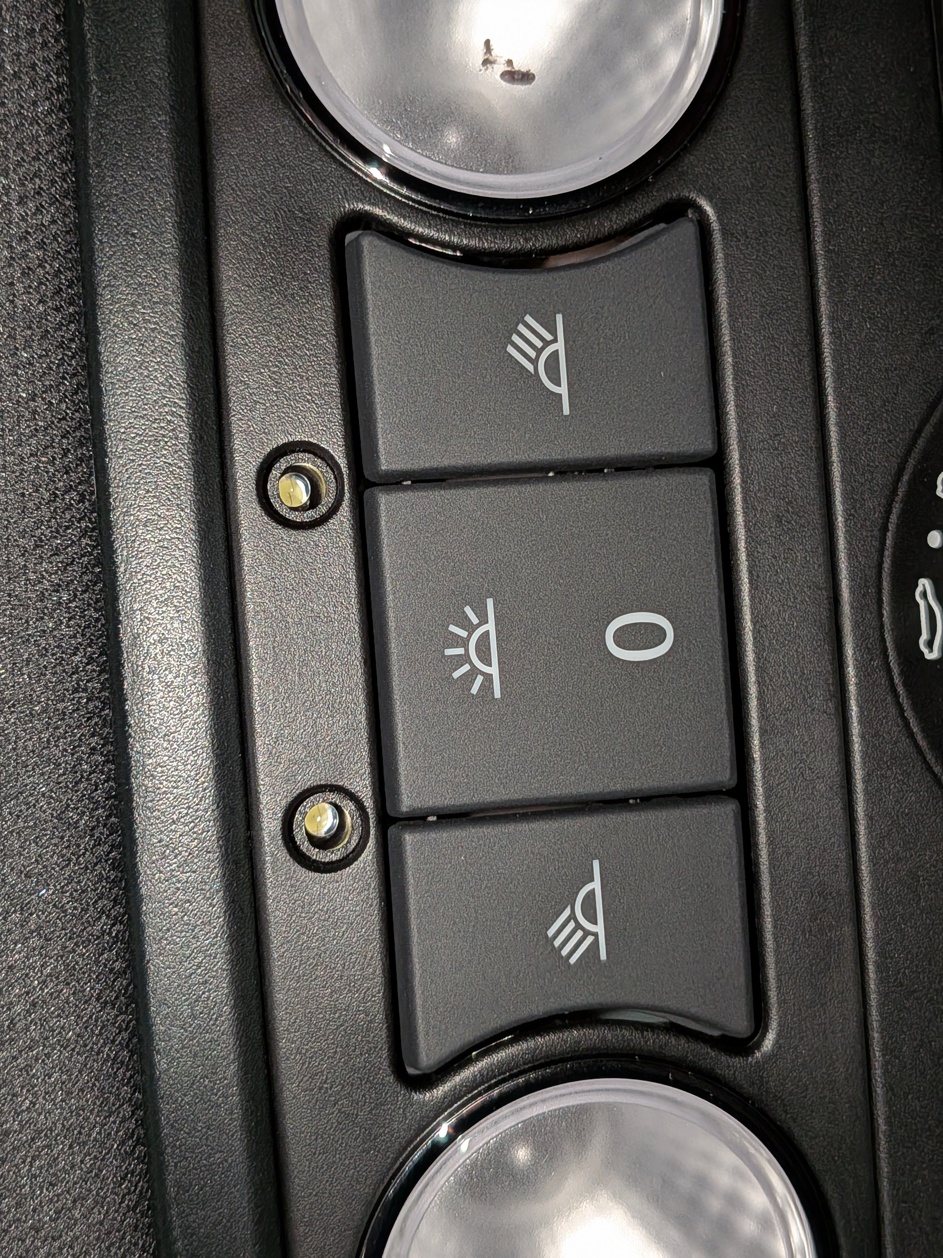 2019 Octavia MkIII Facelift Scout (combi/estate/wagon) w/ Panoramic moonroof - how to open the front reading lights panel?